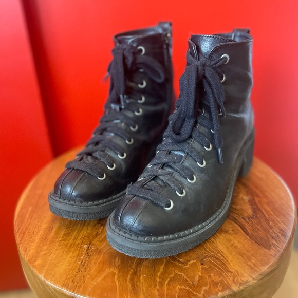Amazing John Fluevog Wanderer lace up black leather boots 9.5 - Picture 3 of 3